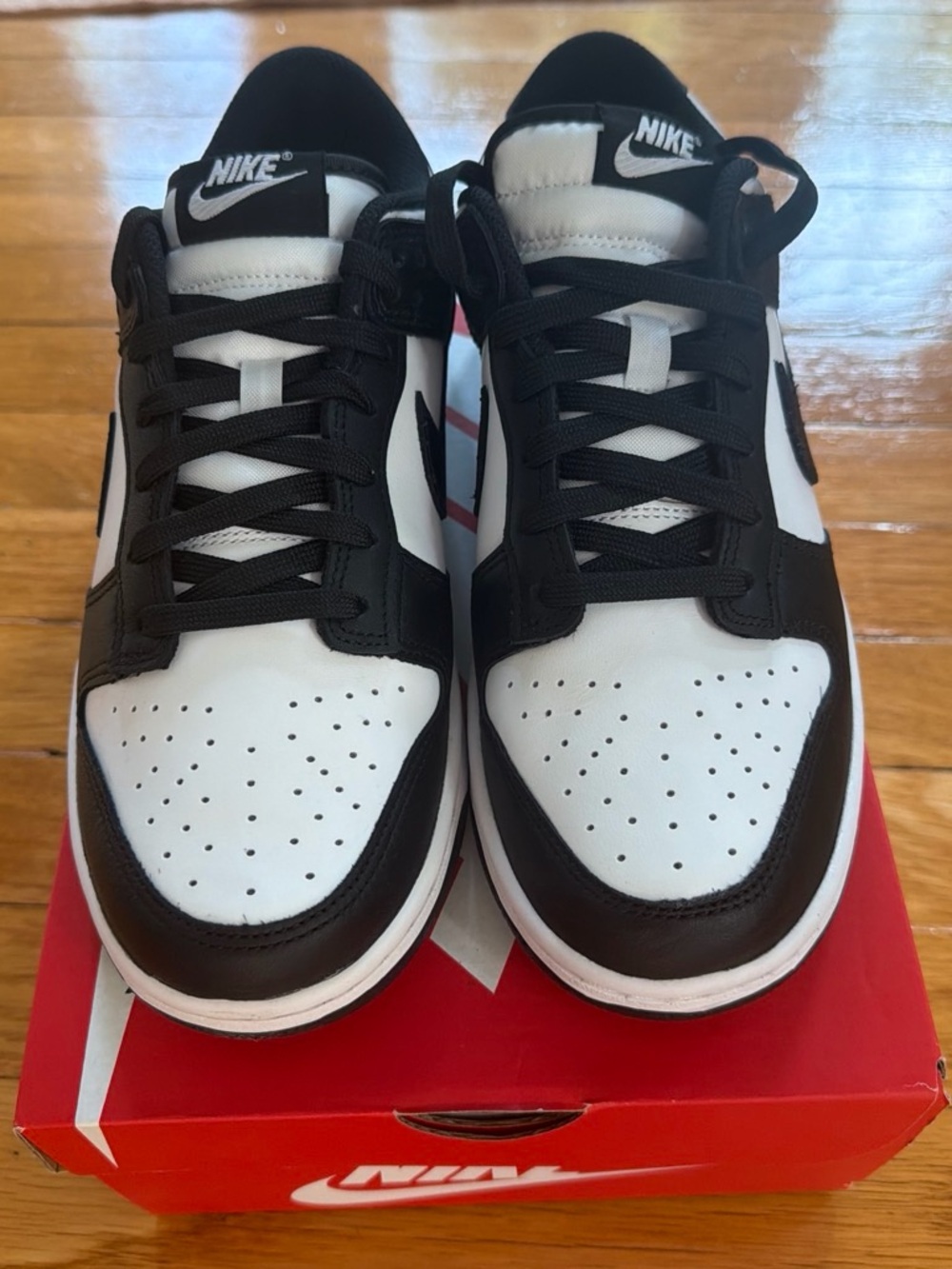 *NWT Women’s Low-Top Sneakers